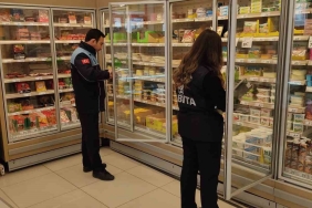 Gebze ’de zabıtalar marketleri denetliyor