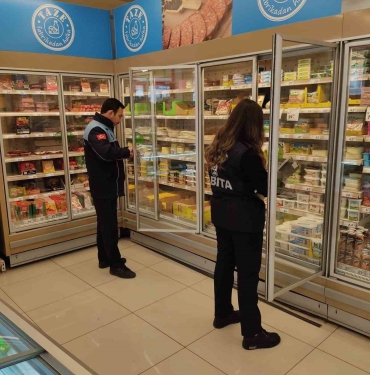 Gebze ’de zabıtalar marketleri denetliyor