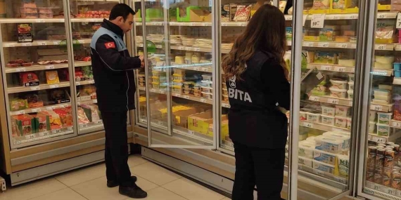 Gebze ’de zabıtalar marketleri denetliyor