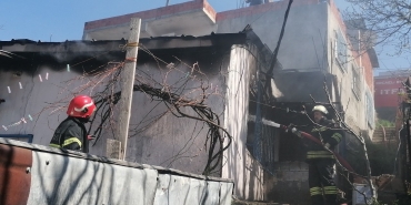 Gecekonduda korkutan yangın