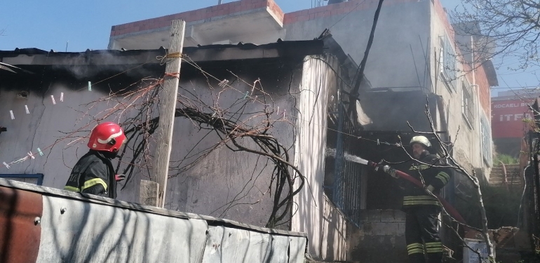 Gecekonduda korkutan yangın