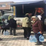 golcuk-belediyesi-hatay-da-icme-suyu-dagitiyor