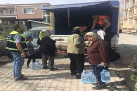 Gölcük Belediyesi Hatay'da içme suyu dağıtıyor