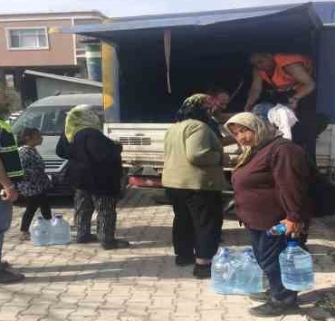 Gölcük Belediyesi Hatay'da içme suyu dağıtıyor