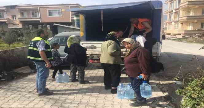 Gölcük Belediyesi Hatay'da içme suyu dağıtıyor