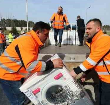Hatay'da çadırkente 40 çamaşır makinesi Başiskele'den