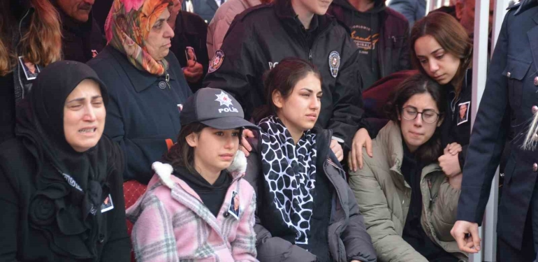 Hayatını kaybeden polis babasının şapkasını bir an olsun başından çıkarmadı