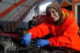 Hemcinsleri çiçek, o balata istiyor