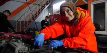 Hemcinsleri çiçek, o balata istiyor