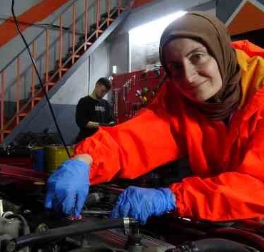 Hemcinsleri çiçek, o balata istiyor