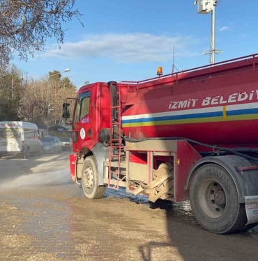 İzmit Belediyesi ekipleri, sel bölgesinde aralıksız çalışıyor
