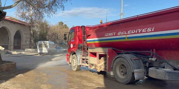 İzmit Belediyesi ekipleri, sel bölgesinde aralıksız çalışıyor