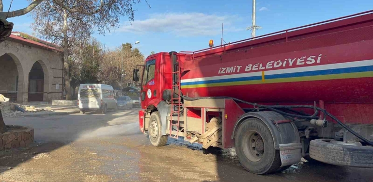 İzmit Belediyesi ekipleri, sel bölgesinde aralıksız çalışıyor