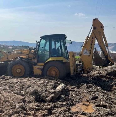 İzmit Belediyesi ekipleri, sel bölgesinde çamura saplanan iş makinesini kurtardı