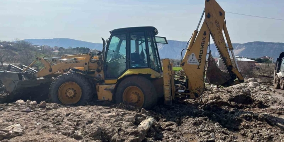 İzmit Belediyesi ekipleri, sel bölgesinde çamura saplanan iş makinesini kurtardı