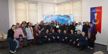 Jandarma özel günde depremzede kadınları unutmadı