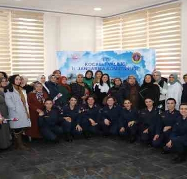 Jandarma özel günde depremzede kadınları unutmadı