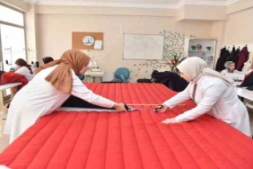 Kadınlar depremzedeler için üretiyor