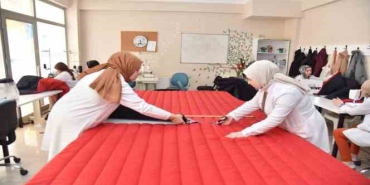 Kadınlar depremzedeler için üretiyor