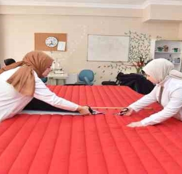 Kadınlar depremzedeler için üretiyor