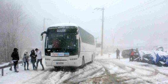 Kartepe’de kar aniden bastırınca araçlar zirveye çıkamadı
