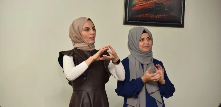 kartepeli-cocuklar-isaret-diliyle-tanisti