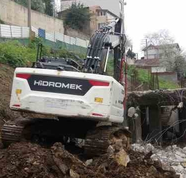 Kirişlerin toprakla doldurulduğu iddia edilmişti, yıkımına başlandı