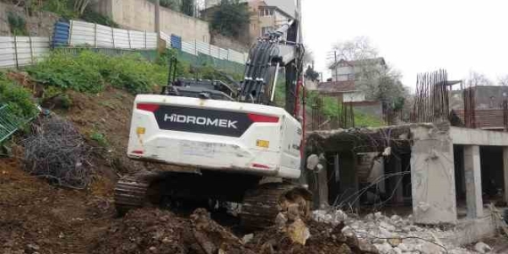 Kirişlerin toprakla doldurulduğu iddia edilmişti, yıkımına başlandı