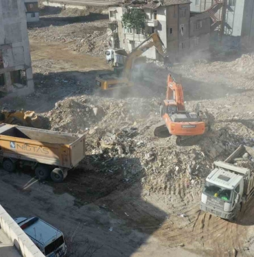 Kocaeli Büyükşehir, Hatay ’da enkaz kaldırma çalışmalarına destek veriyor