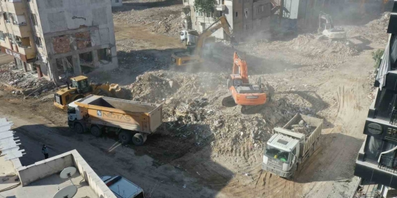 Kocaeli Büyükşehir, Hatay ’da enkaz kaldırma çalışmalarına destek veriyor