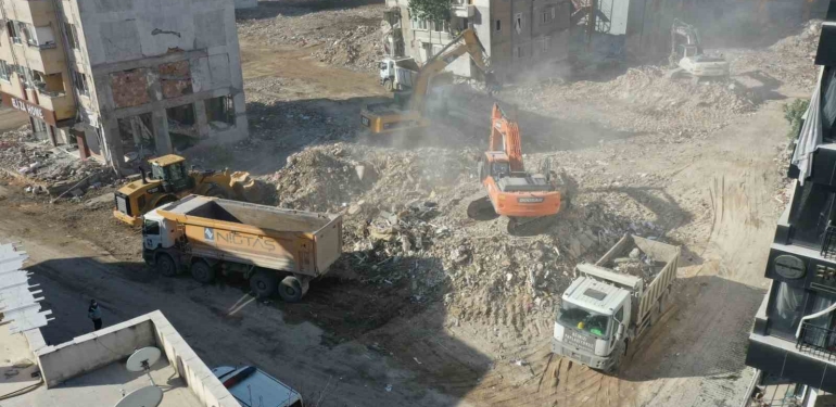 Kocaeli Büyükşehir, Hatay ’da enkaz kaldırma çalışmalarına destek veriyor