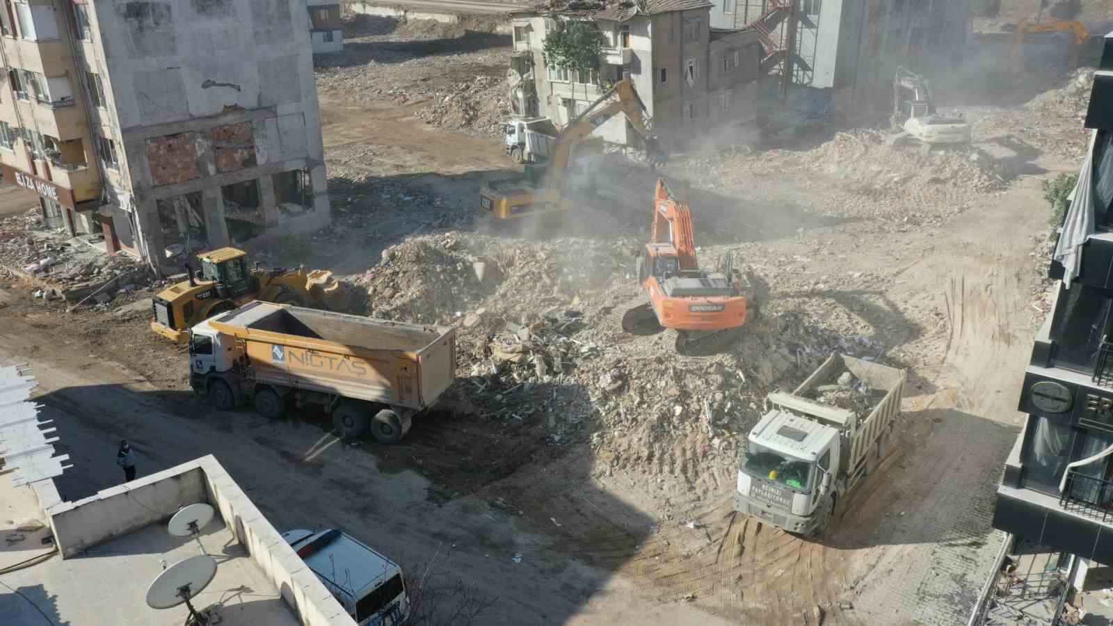 Kocaeli Büyükşehir, Hatay ’da enkaz kaldırma çalışmalarına destek veriyor