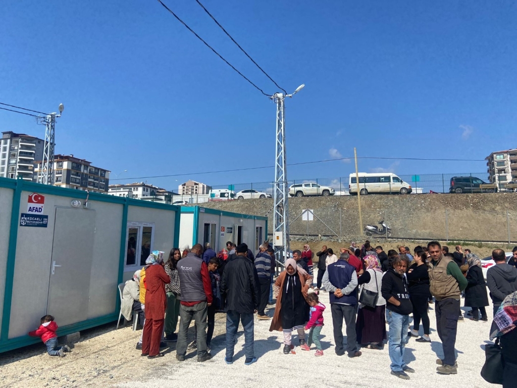 Kocaeli Büyükşehir, Hatay Defne ’de 120 konteyneri tamamladı