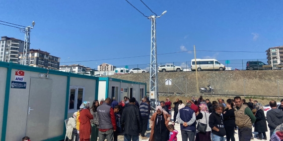 Kocaeli Büyükşehir, Hatay Defne ’de 120 konteyneri tamamladı