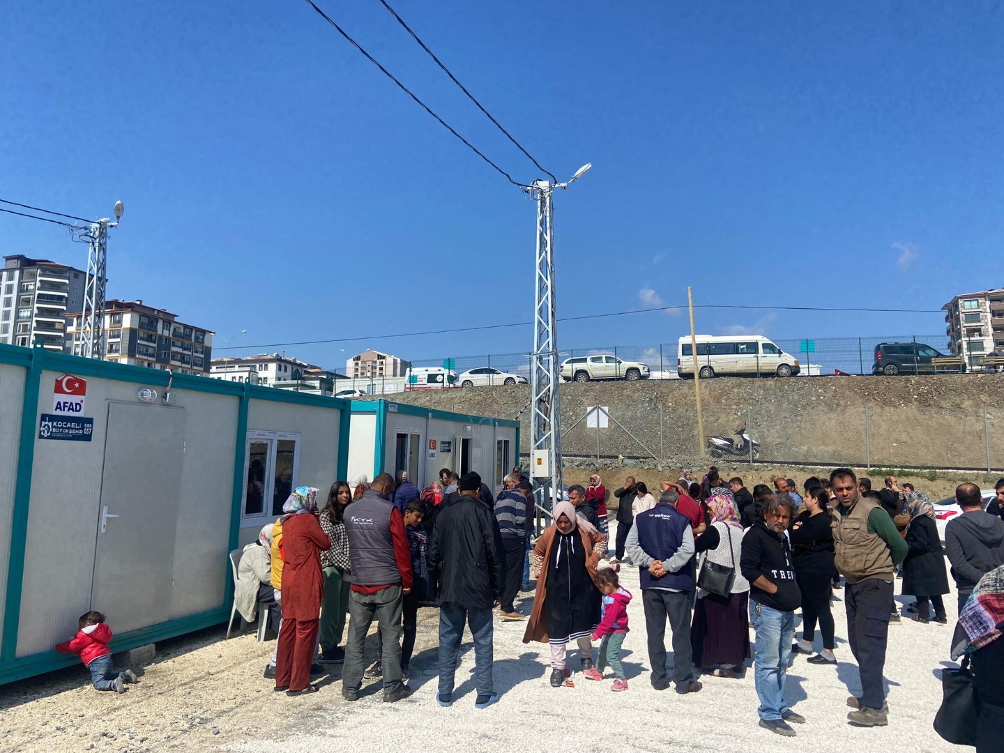 Kocaeli Büyükşehir, Hatay Defne ’de 120 konteyneri tamamladı