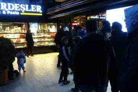 Kocaeli'de ilk iftar gününde pide kuyruğu