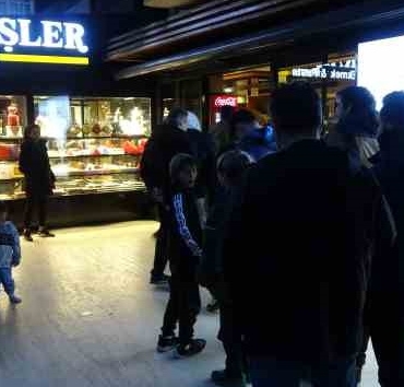 Kocaeli'de ilk iftar gününde pide kuyruğu