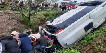 Kocaeli'de işçi servisi devrildi: 8 yaralı