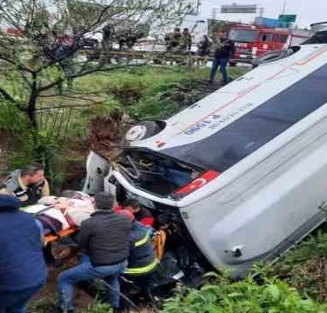 Kocaeli'de işçi servisi devrildi: 8 yaralı