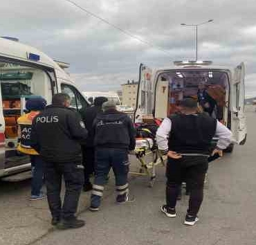 Kocaeli'de otomobil bariyerlere çarptı: 3 yaralı