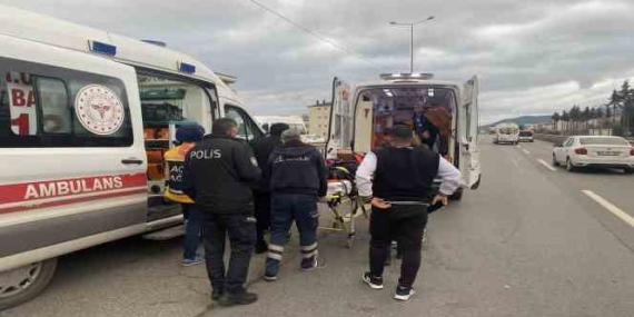 Kocaeli’de otomobil bariyerlere çarptı: 3 yaralı