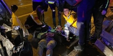 Kocaeli ’de otomobil demir bariyerlere çarptı, vatandaş yaralıyı yağmurdan montuyla korudu