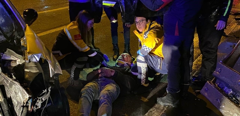 Kocaeli ’de otomobil demir bariyerlere çarptı, vatandaş yaralıyı yağmurdan montuyla korudu
