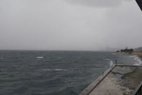 Kocaeli ’de şiddetli lodos pazar yerini dağıttı