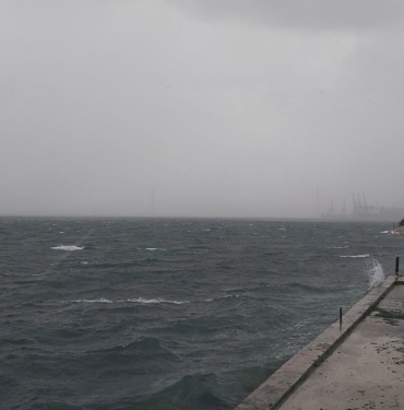 Kocaeli ’de şiddetli lodos pazar yerini dağıttı