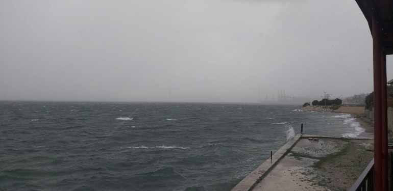Kocaeli ’de şiddetli lodos pazar yerini dağıttı