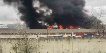 Kocaeli'de temizlik ürünlerinin üretildiği fabrika alevlere teslim oldu