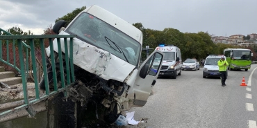 Kontrolden çıkan panelvan üst geçide çarparak durabildi: 2 yaralı