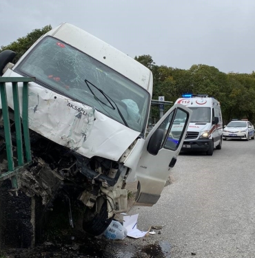 Kontrolden çıkan panelvan üst geçide çarparak durabildi: 2 yaralı