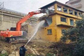 Körfez'de metruk bina yıkıldı